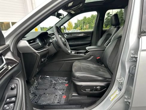 Used 2023 Jeep Grand Cherokee Altitude AWD/4WD image 21