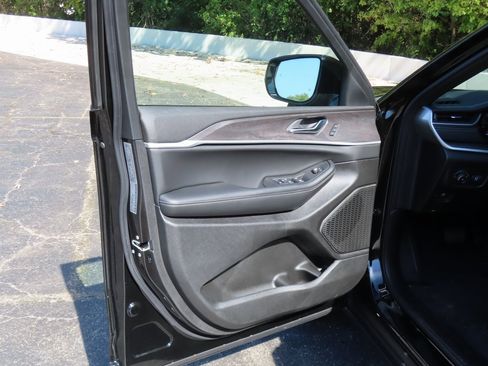 New 2025 Jeep Grand Cherokee Limited w/ Luxury Tech Group II image 21