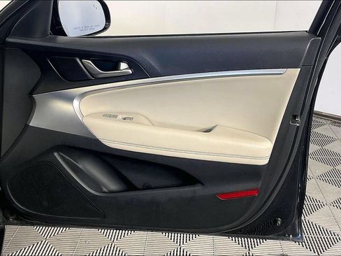Used 2022 Genesis G70 2.0T RWD image 23
