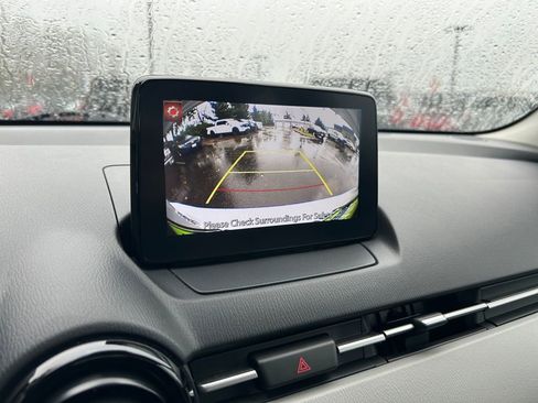 Used 2020 Toyota Yaris L image 20