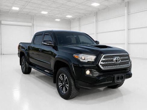 Used 2016 Toyota Tacoma TRD Sport w/ Towing Package AWD/4WD image 4