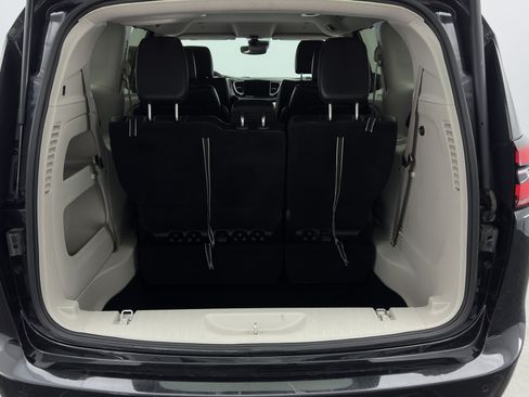 Used 2023 Chrysler Pacifica Touring-L FWD image 32