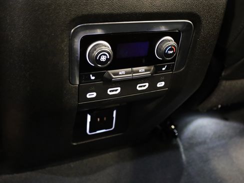 Used 2024 Chevrolet Suburban High Country w/ Advanced Technology Package image 37