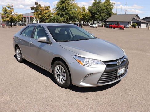 Certified 2016 Toyota Camry LE FWD image 3