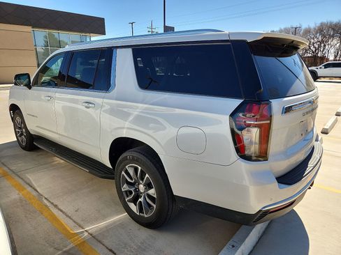 Used 2022 Chevrolet Suburban LT w/ Luxury Package image 7