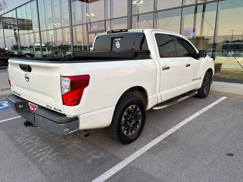 Used 2018 Nissan Titan SV AWD/4WD image 4