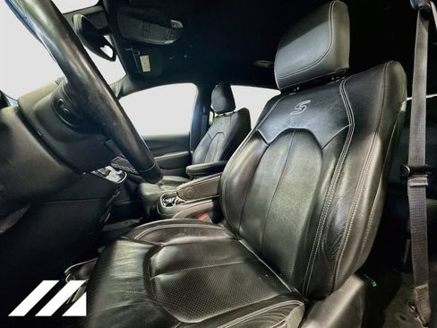 Used 2020 Chrysler Pacifica Touring-L w/ S Appearance Package FWD image 22