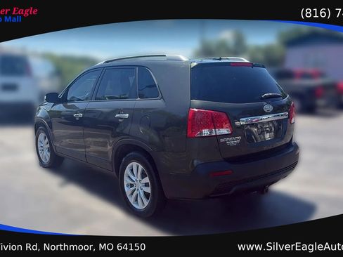 Used 2011 Kia Sorento LX w/ Convenience Pkg FWD image 3