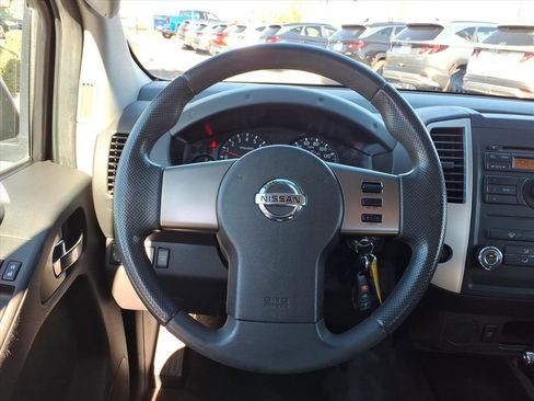 Used 2011 Nissan Frontier SV image 17