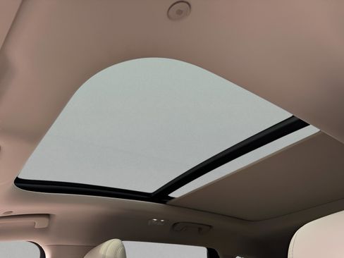 Used 2024 Lincoln Nautilus Premier w/ Equipment Group 102A image 10