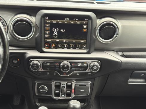 Used 2022 Jeep Wrangler Unlimited Sahara AWD/4WD image 6