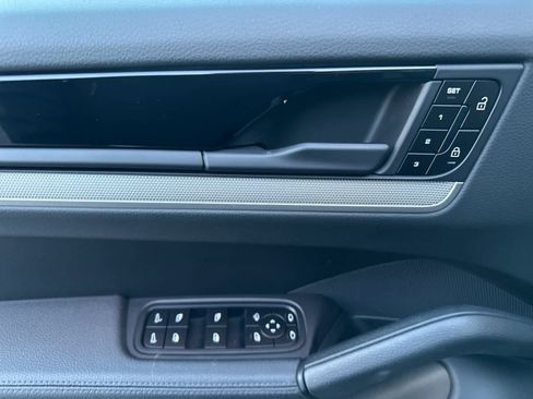 Used 2025 Porsche Cayenne image 12