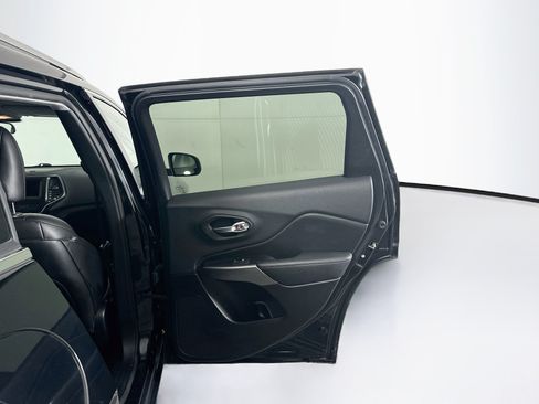 Used 2019 Jeep Cherokee Latitude Plus AWD/4WD image 29
