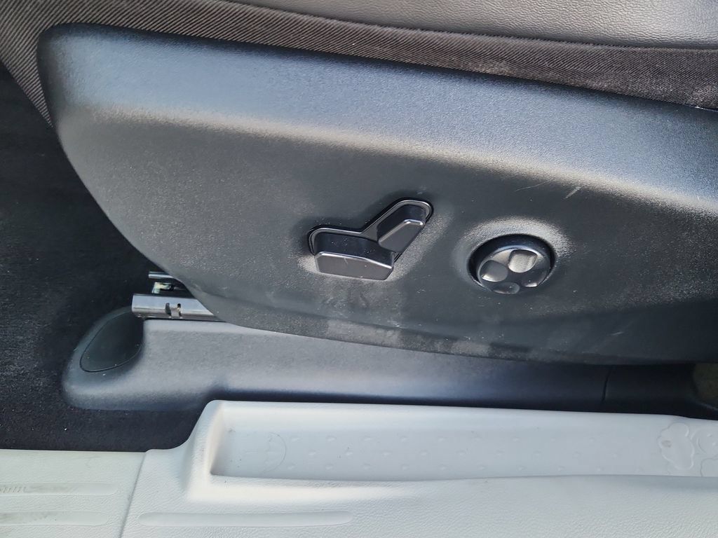 Used 2024 Chrysler Pacifica Touring-L FWD image 8
