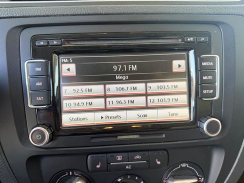 Used 2011 Volkswagen Jetta SE FWD image 18