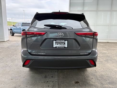 Used 2023 Toyota Highlander XLE AWD/4WD image 6