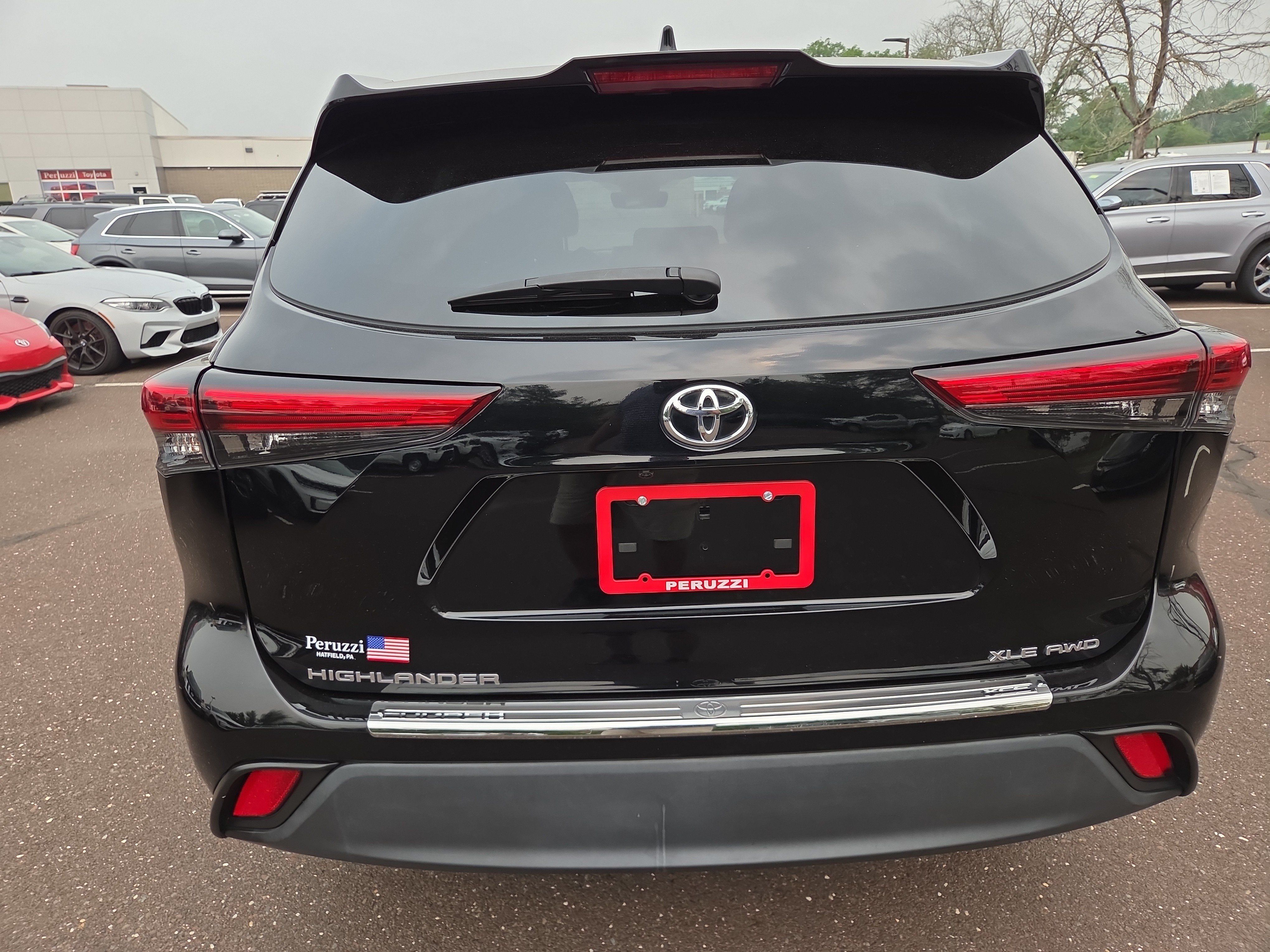 Used 2022 Toyota Highlander XLE AWD/4WD image 4
