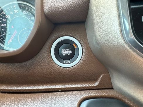 Used 2019 RAM 1500 Laramie AWD/4WD image 12