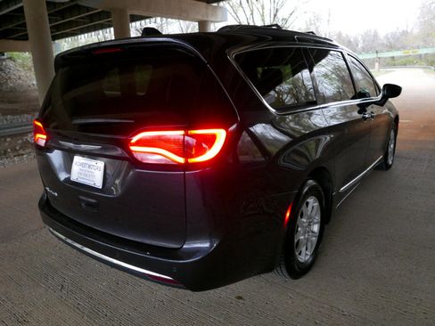 Used 2020 Chrysler Pacifica Touring-L image 31