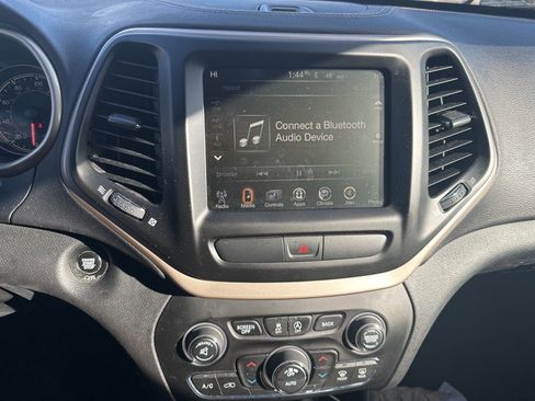 Used 2017 Jeep Cherokee Limited image 6