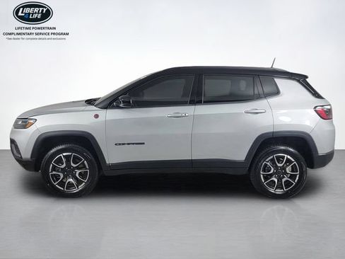 Used 2025 Jeep Compass Trailhawk AWD/4WD image 6