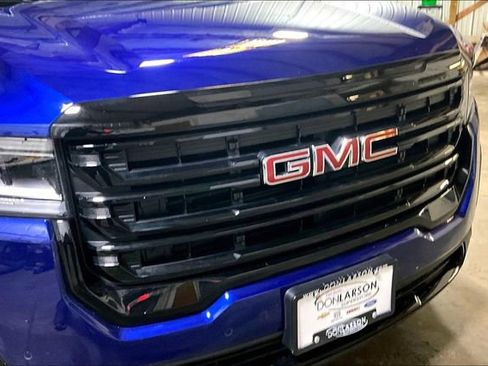 Used 2023 GMC Acadia SLE w/ Driver Convenience Package image 10