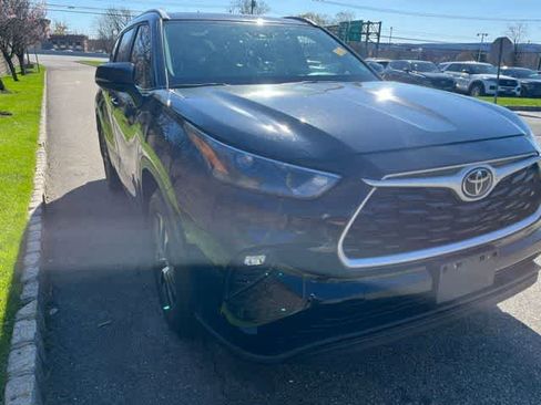 Used 2024 Toyota Highlander XLE image 3
