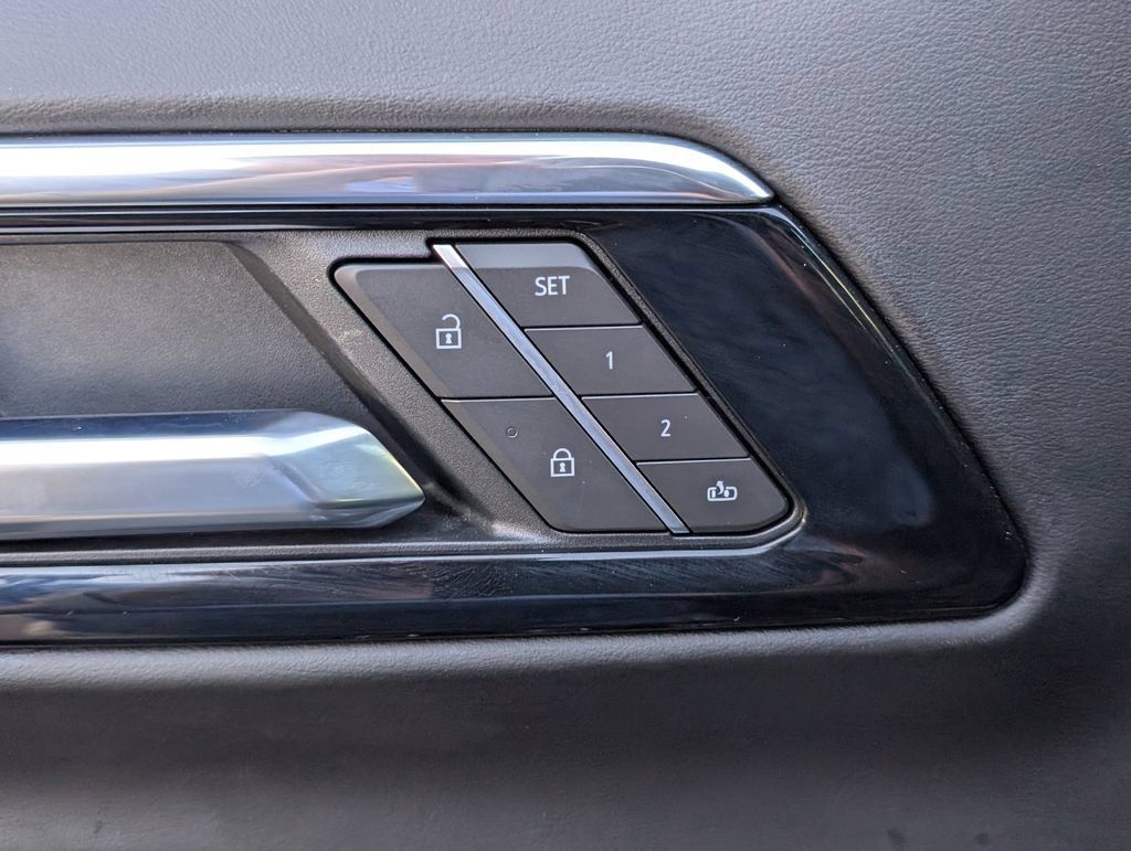 Used 2025 Chevrolet Tahoe High Country AWD/4WD image 18