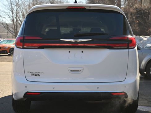Used 2023 Chrysler Pacifica Touring-L image 4