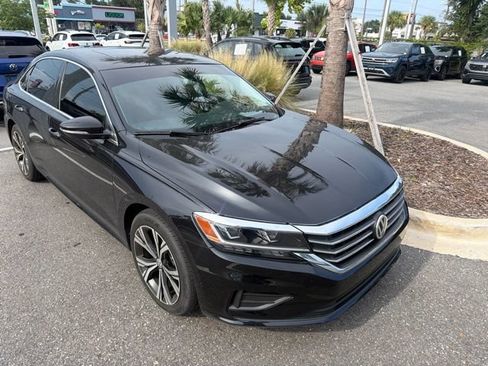 Certified 2022 Volkswagen Passat 2.0T SE FWD image 2