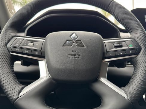 New 2025 Mitsubishi Outlander SE image 22