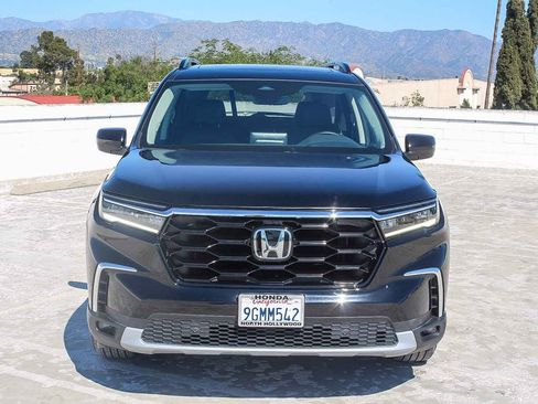 Used 2023 Honda Pilot Touring image 2