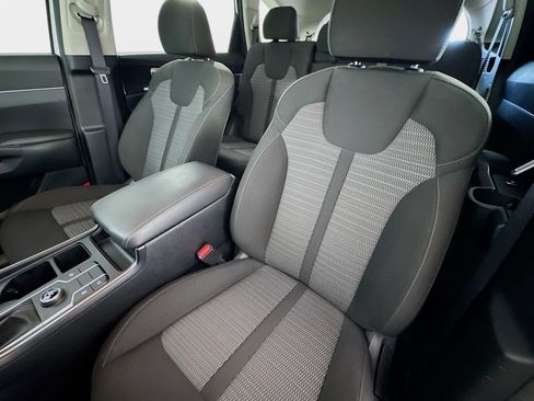 Used 2023 Kia Sorento LX image 11