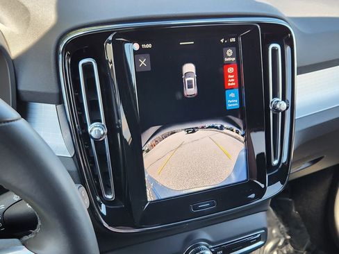 Used 2024 Volvo XC40 B5 Core AWD/4WD image 9