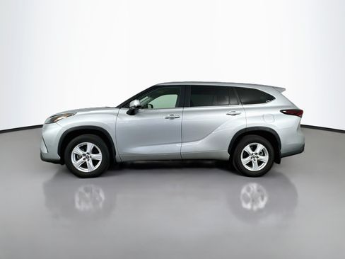 Certified 2024 Toyota Highlander LE AWD/4WD image 4