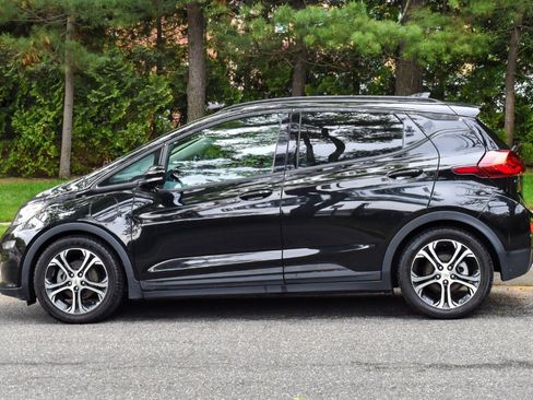 Used 2020 Chevrolet Bolt Premier w/ Infotainment Package FWD image 4