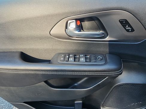 Used 2026 Chrysler Pacifica Select FWD image 15