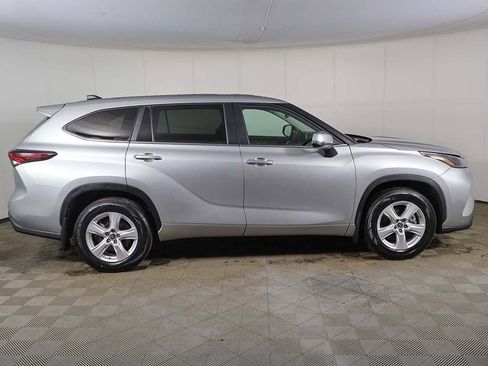 Used 2024 Toyota Highlander LE AWD/4WD image 13