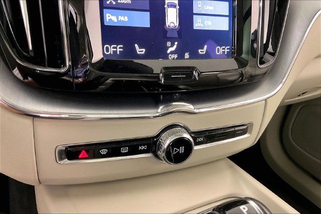 Used 2018 Volvo XC60 T5 Momentum AWD/4WD image 8