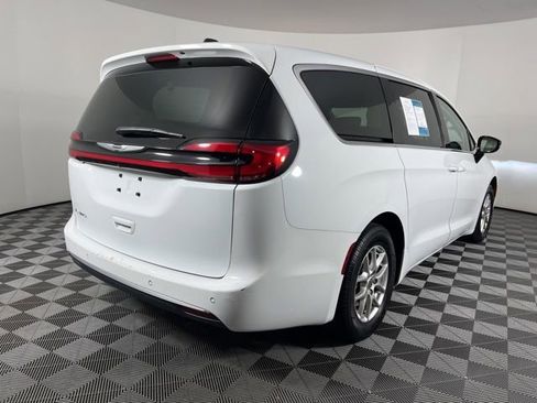 Used 2024 Chrysler Pacifica Touring-L FWD image 11