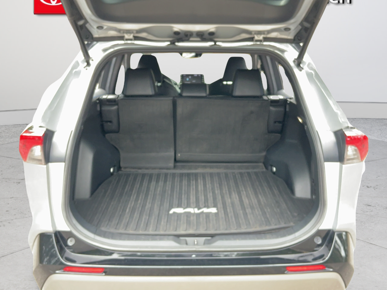 Used 2022 Toyota RAV4 XSE AWD/4WD image 22