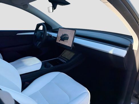 Used 2022 Tesla Model Y Performance image 15