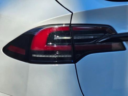 Used 2022 Tesla Model X image 28