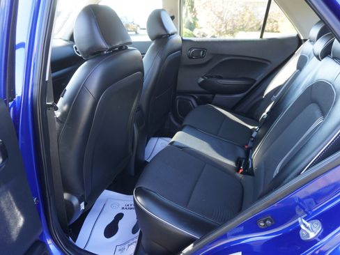 Used 2022 Hyundai Venue Limited image 8