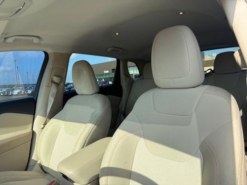 Used 2019 Jeep Cherokee Latitude w/ Popular Appearance Group FWD image 23
