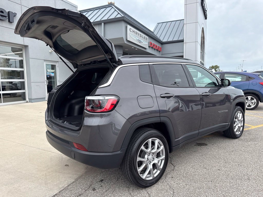 Used 2024 Jeep Compass Latitude AWD/4WD image 12