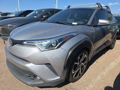 Used 2019 Toyota C-HR XLE FWD image 2