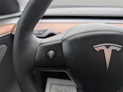 Used 2024 Tesla Model Y 2WD image 37