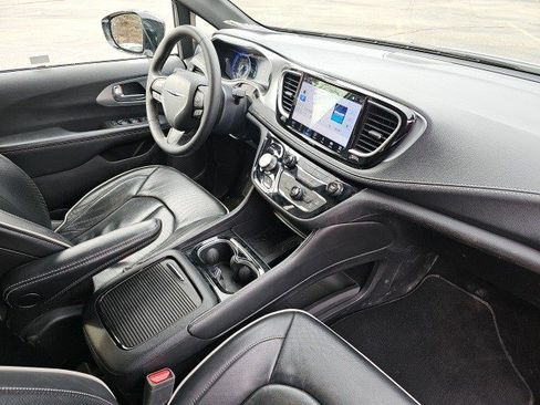 Used 2025 Chrysler Pacifica Limited image 14