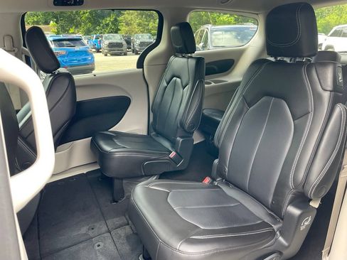 Used 2023 Chrysler Pacifica Touring-L AWD/4WD image 17